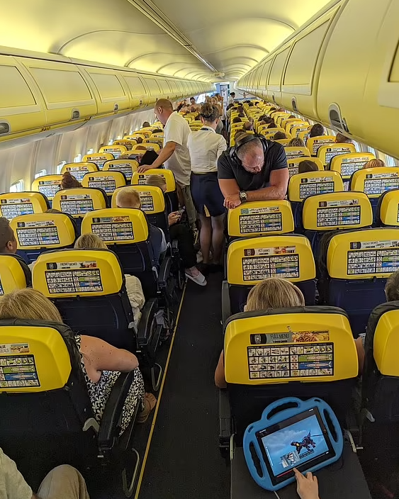 英國機場迫爆,亦有大量飛往英國的航班未能準備起飛,旅客紛在網上吐苦水。(互聯網)