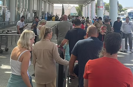 英國機場迫爆,亦有大量飛往英國的航班未能準備起飛,旅客紛在網上吐苦水。(互聯網)