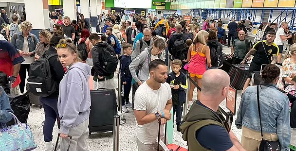 英國機場迫爆,亦有大量飛往英國的航班未能準備起飛,旅客紛在網上吐苦水。(互聯網)