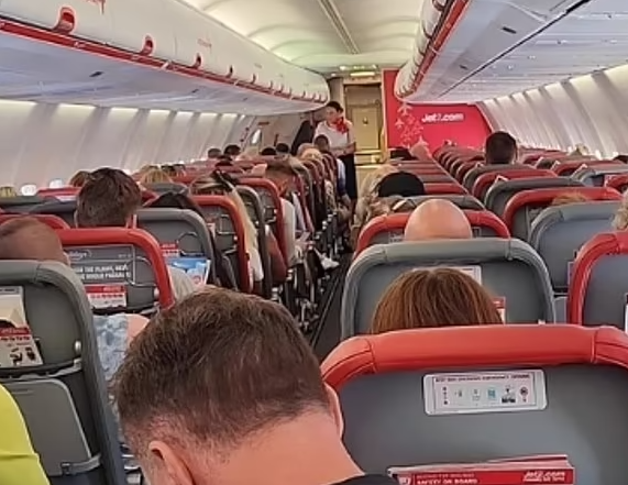 英國機場迫爆,亦有大量飛往英國的航班未能準備起飛,旅客紛在網上吐苦水。(互聯網)