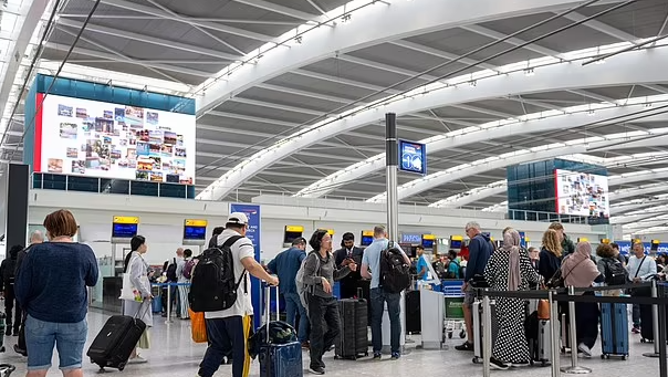 英國機場迫爆,亦有大量飛往英國的航班未能準備起飛,旅客紛在網上吐苦水。(互聯網)