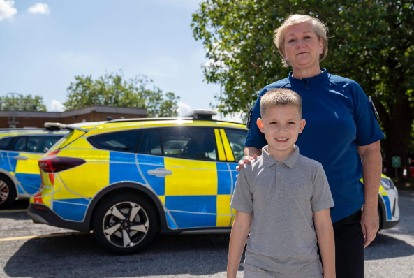 母倍感安慰|格雷及媽媽。(互聯網)