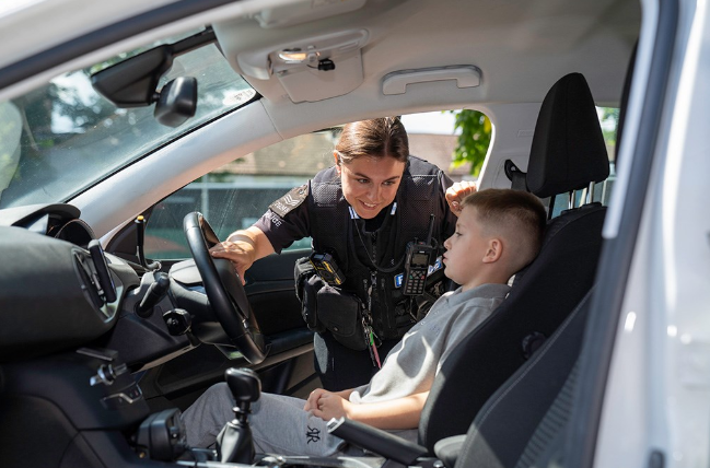 母倍感安慰|當地警方邀請格雷參觀警局及坐警車司機位。(互聯網)