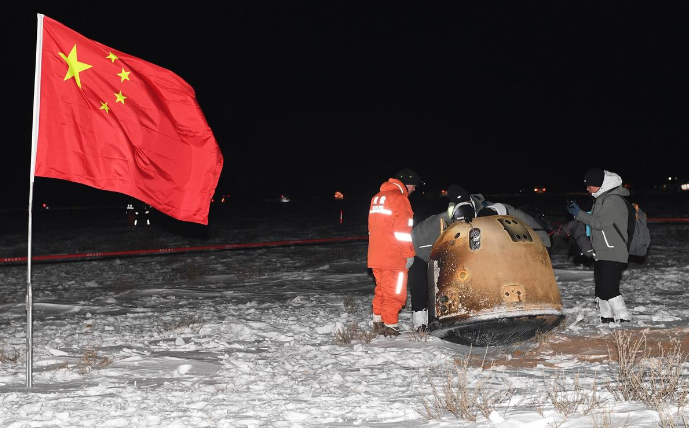 嫦娥五號返回器成功把月球土壤樣本帶回地球。(互聯網)