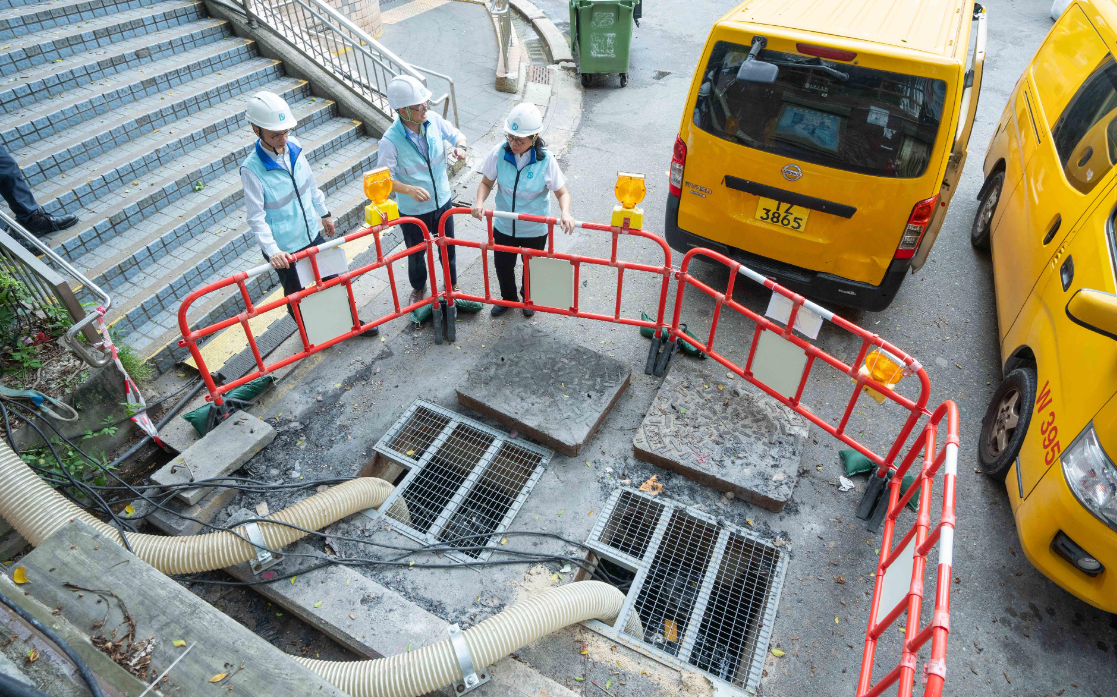 渠務署長彭雅妮今日(31日)視察較高風險的沿岸低窪或當風地區。