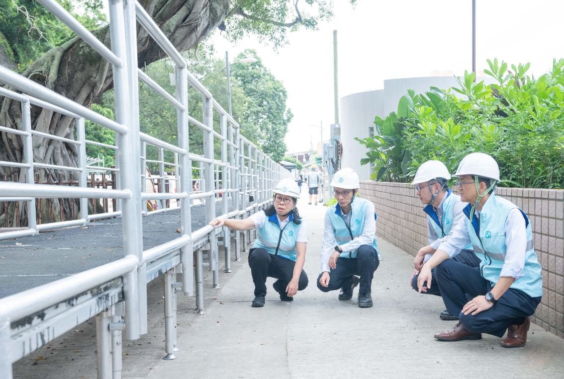 渠務署長彭雅妮今日(31日)視察較高風險的沿岸低窪或當風地區