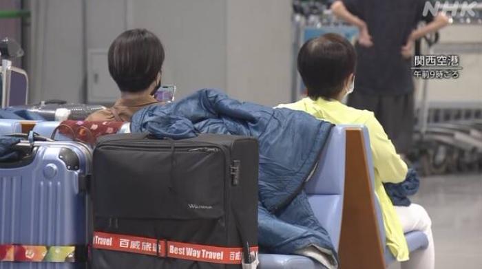 颱風蘭恩|旅客在關西機場等候。(互聯網)