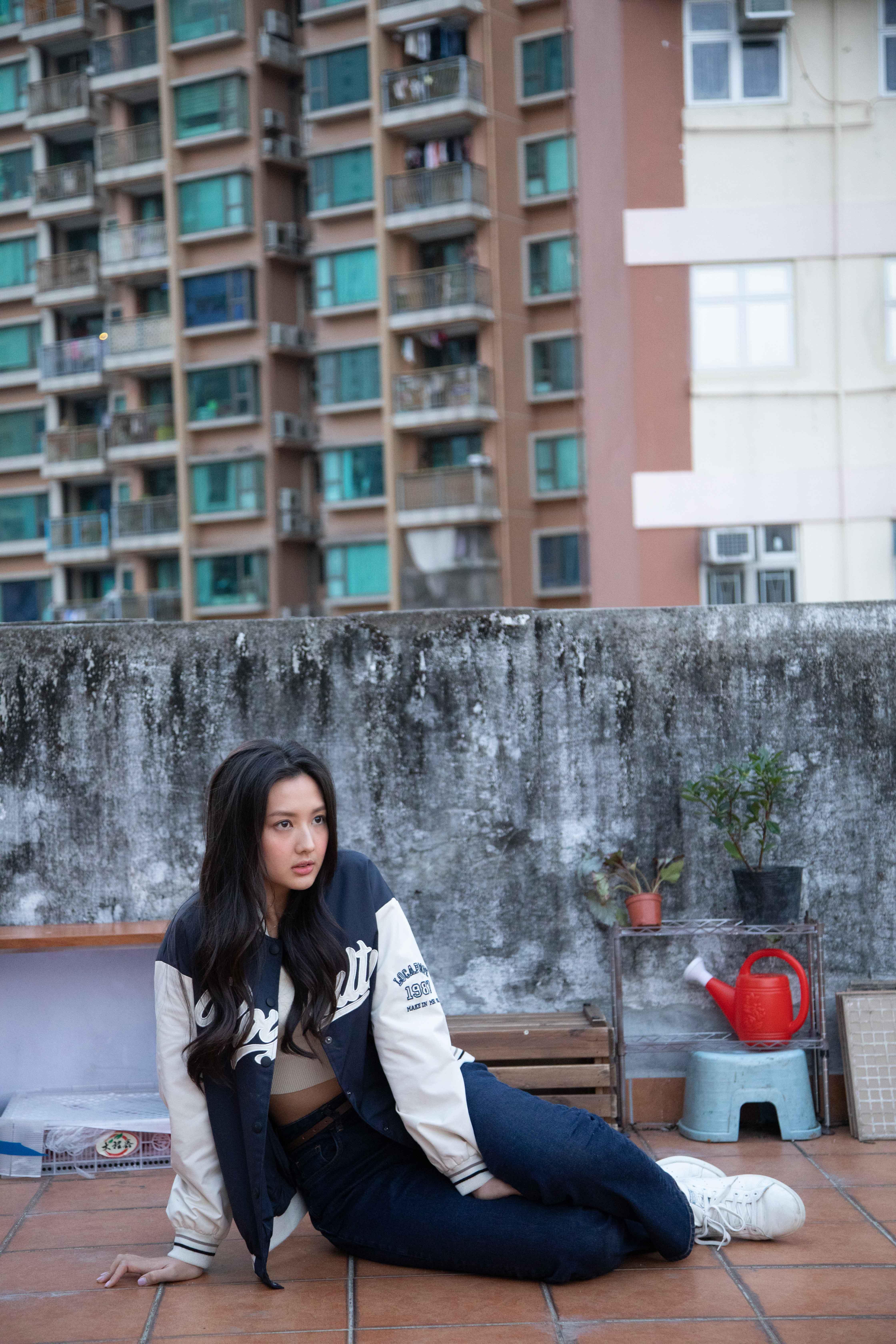 譚旻萱在《陰目偵信》與何啟華有感情線。