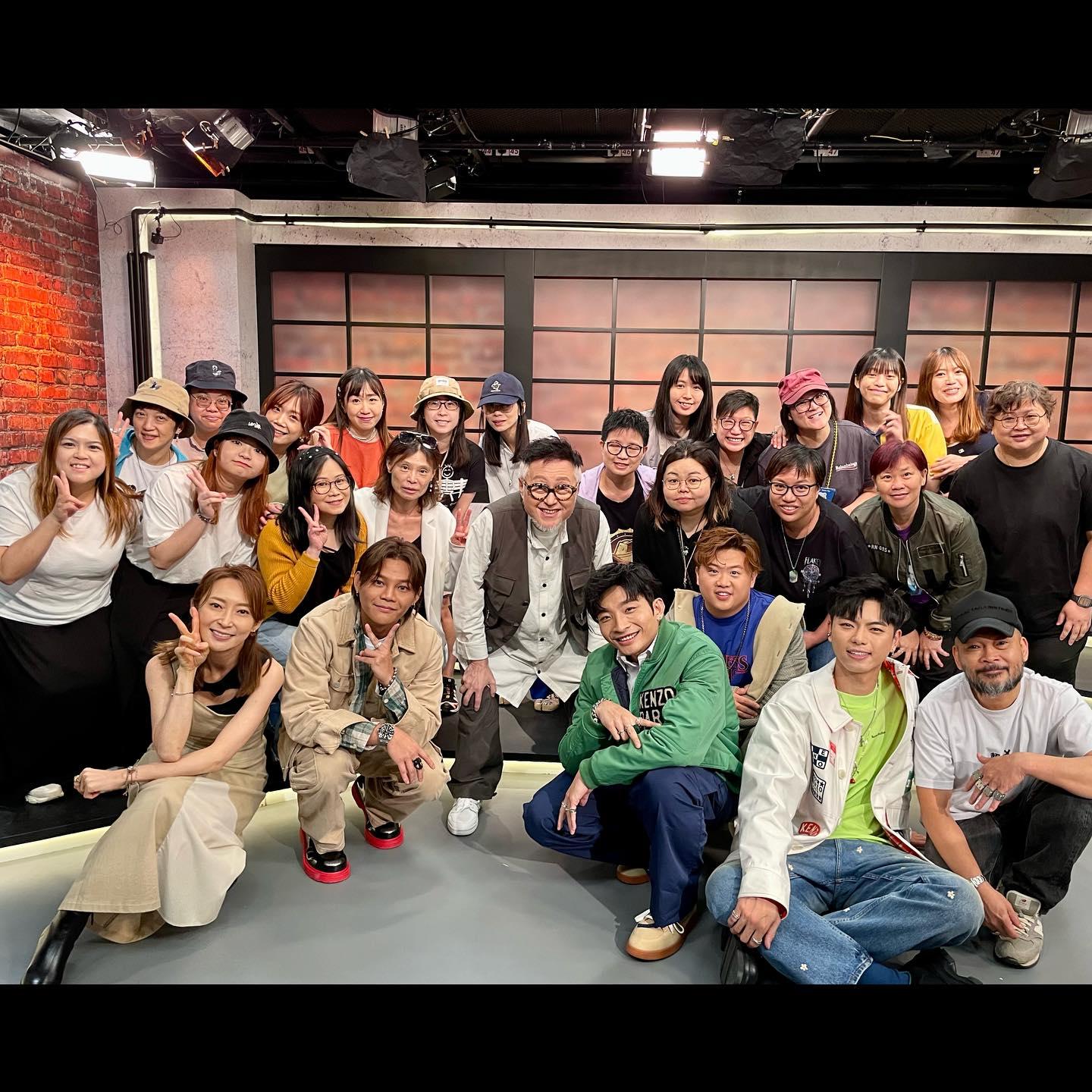 ERROR四子受訪後,與「404」(粉絲)合照。