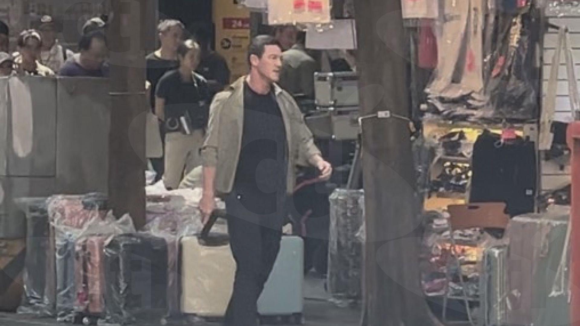 盧克伊雲斯持槍殺氣騰騰。(圖/陳奕廷攝)