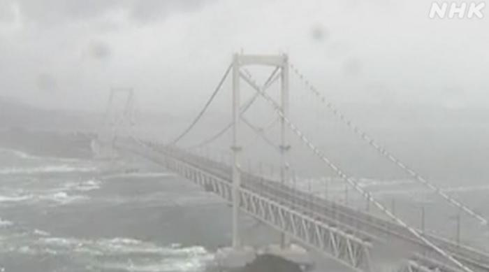 颱風蘭恩|受強風大雨影響,高速公路關閉。(互聯網)