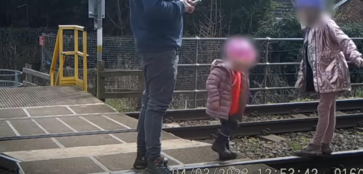 有人陪小孩在過路處玩耍。(互聯網)