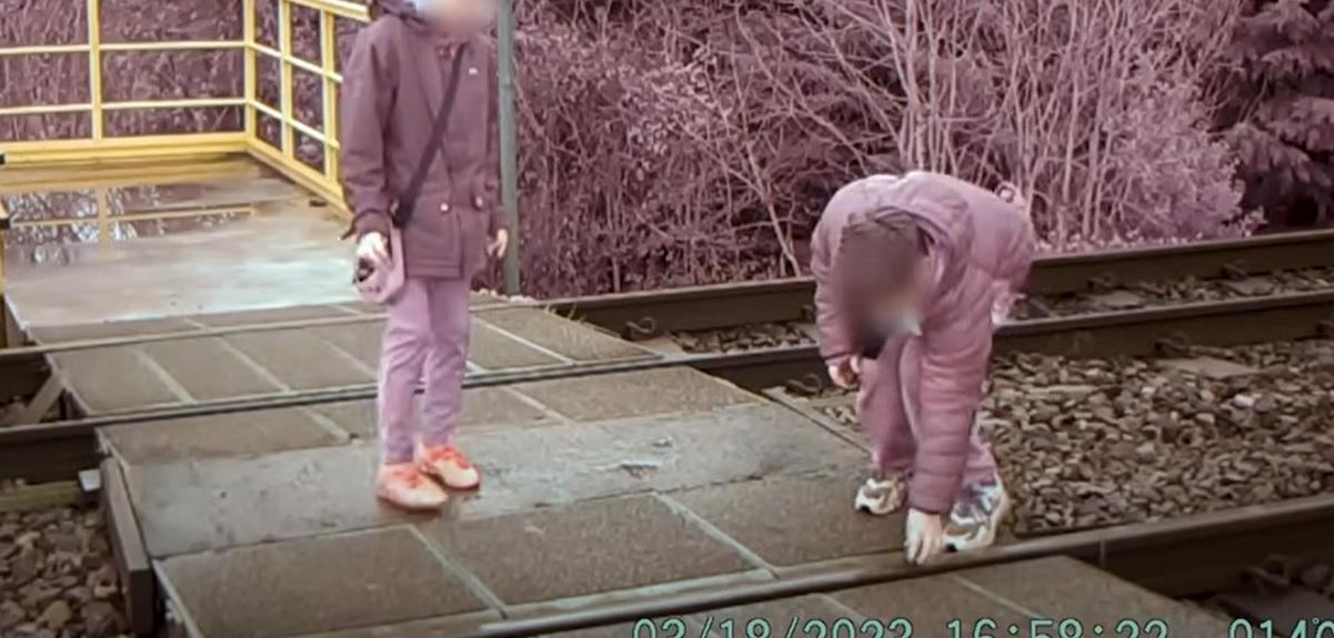 有人把石塊放在路軌上。(互聯網)