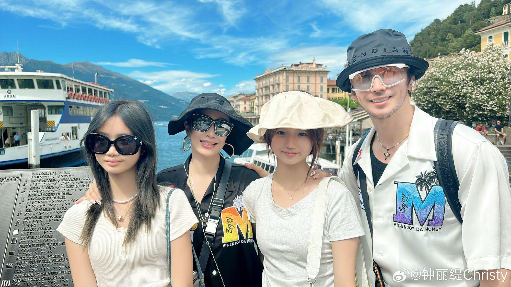 鍾麗緹公開多張全家福。