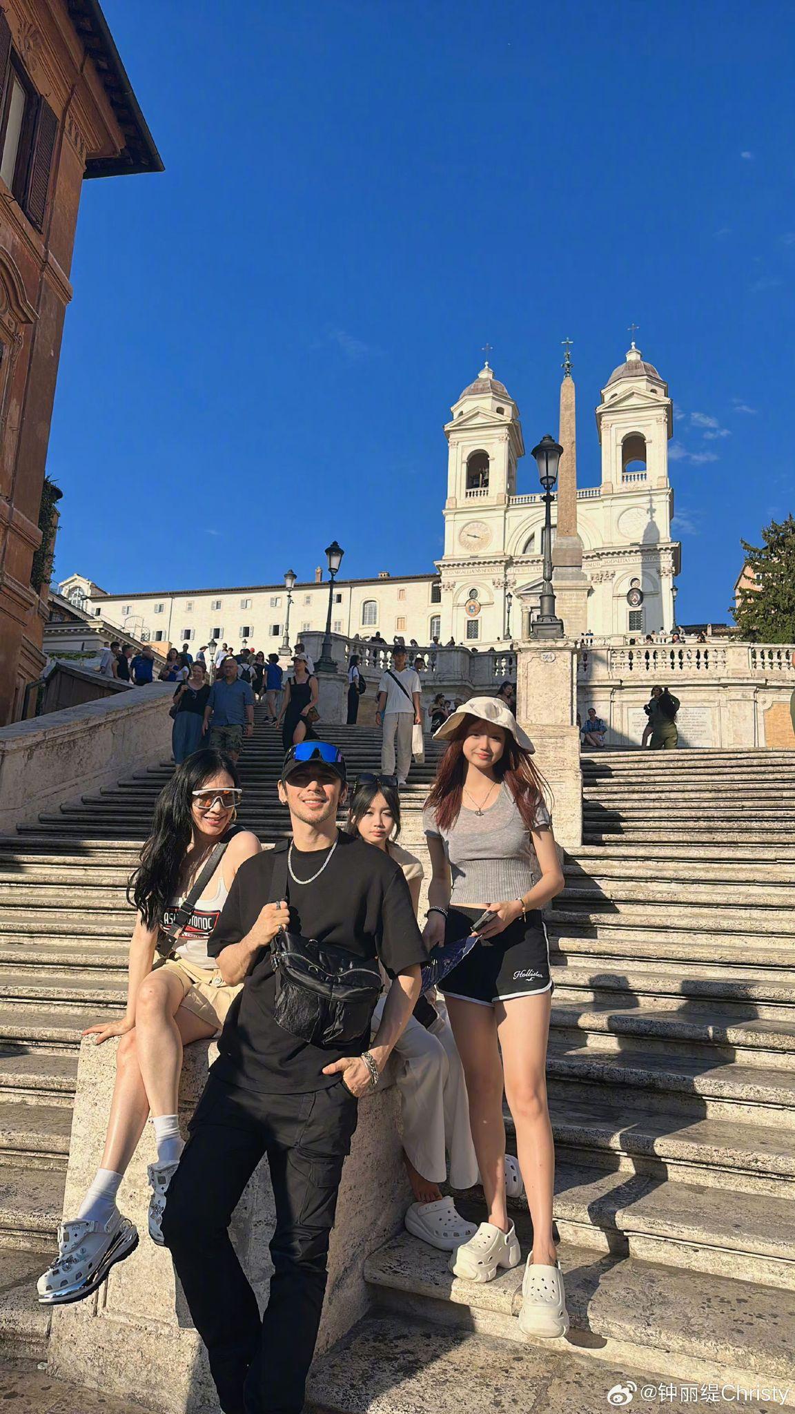 鍾麗緹公開多張全家福。