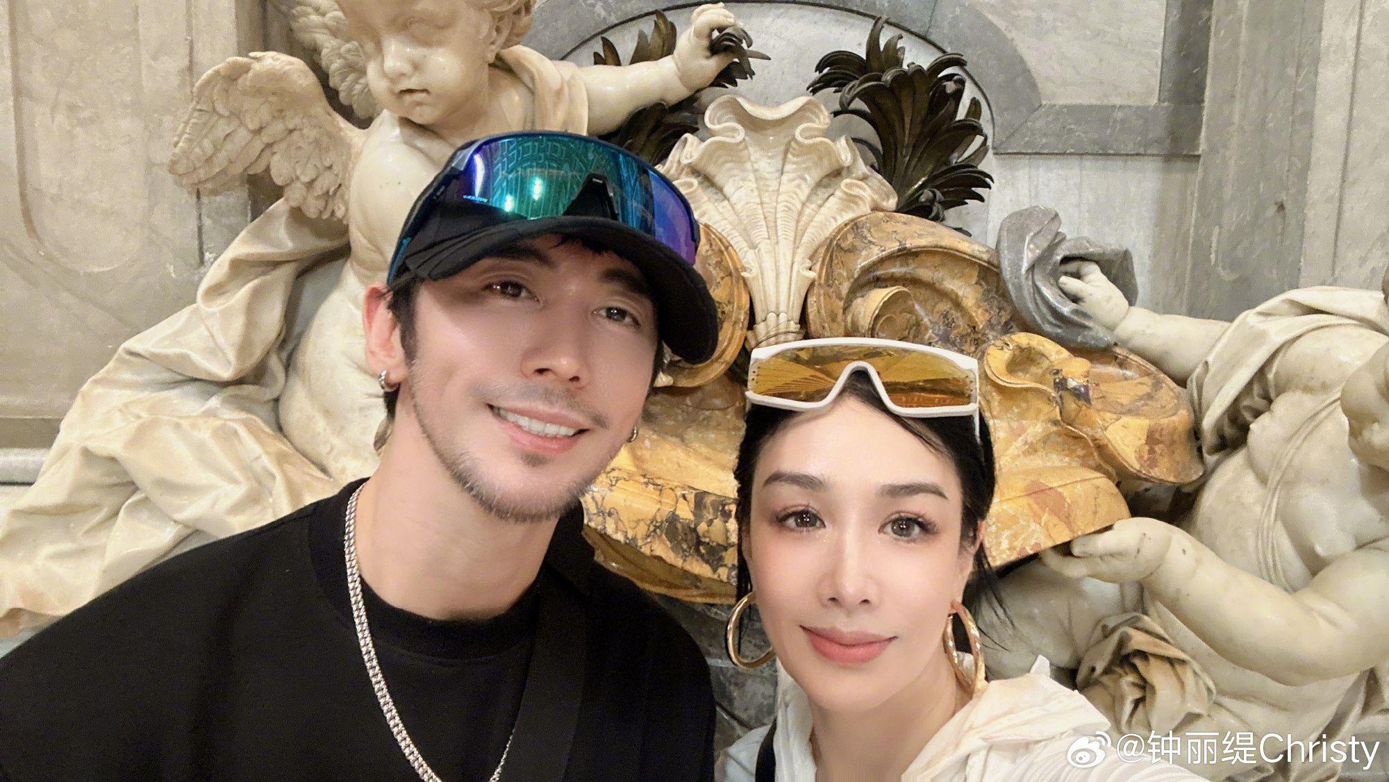 鍾麗緹貼夫妻合照,證明兩人感情依舊恩愛。