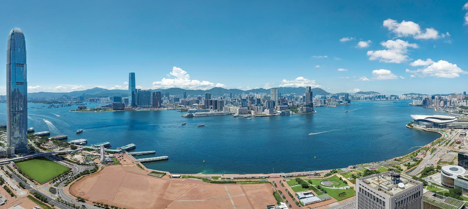 長江中心2期樓層採用方正及無中柱式設計,任何面積的租戶,均可享維港海景。(資料圖片)