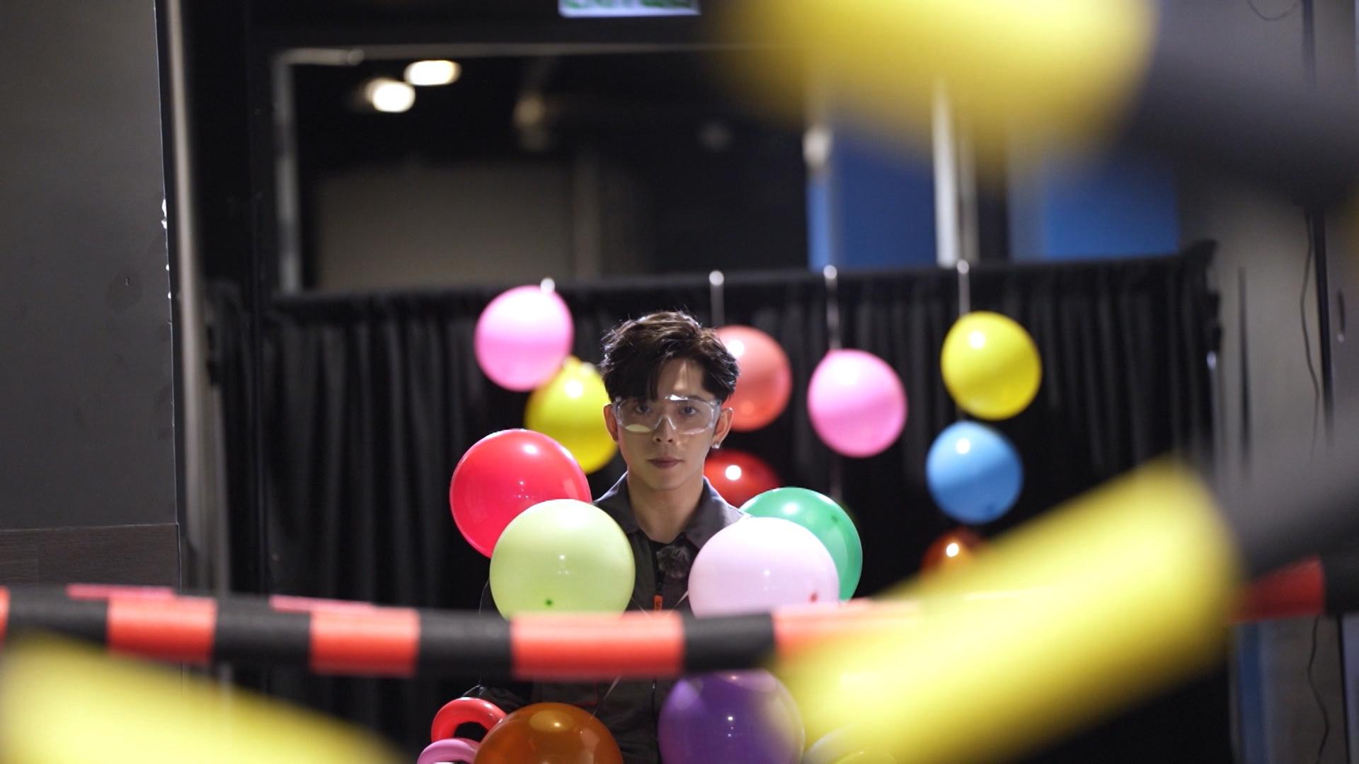 「氣球保護者」Edan表情悲壯