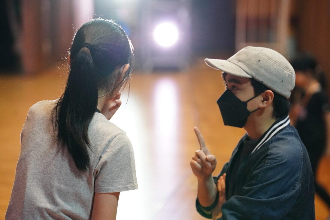 現年25歲的陳恩碩身兼舞台劇導演、演員、製作人、編劇等不同崗位。