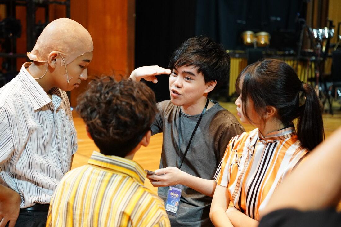 現年25歲的陳恩碩身兼舞台劇導演、演員、製作人、編劇等不同崗位。