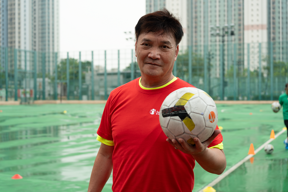 陳炳安教練提到,注入情緒學習於足球中,從而促進兒童的心理健康,是一件非常有意義的事情。(圖片來源:香港救 助兒童會提供)