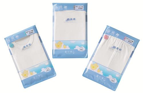 雞仔嘜緻美棉系列的短袖、背心、內褲及平腳馬底褲使用優質純棉布料,既吸汗又透氣,達到國際紡織品安全性的標準,有效減低小孩穿後敏感的情況。