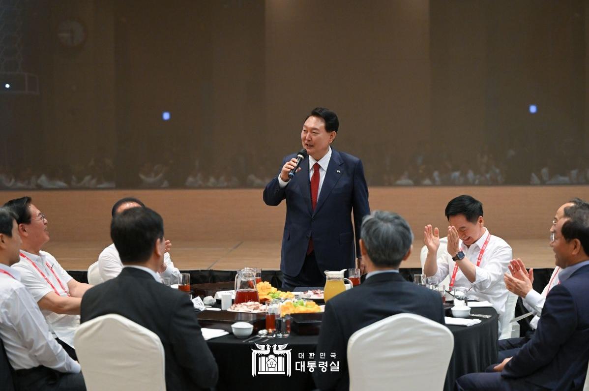 福島核污水|尹錫悅在與韓德洙的每周例會午餐中,特意安排海鮮菜式。(互聯網)