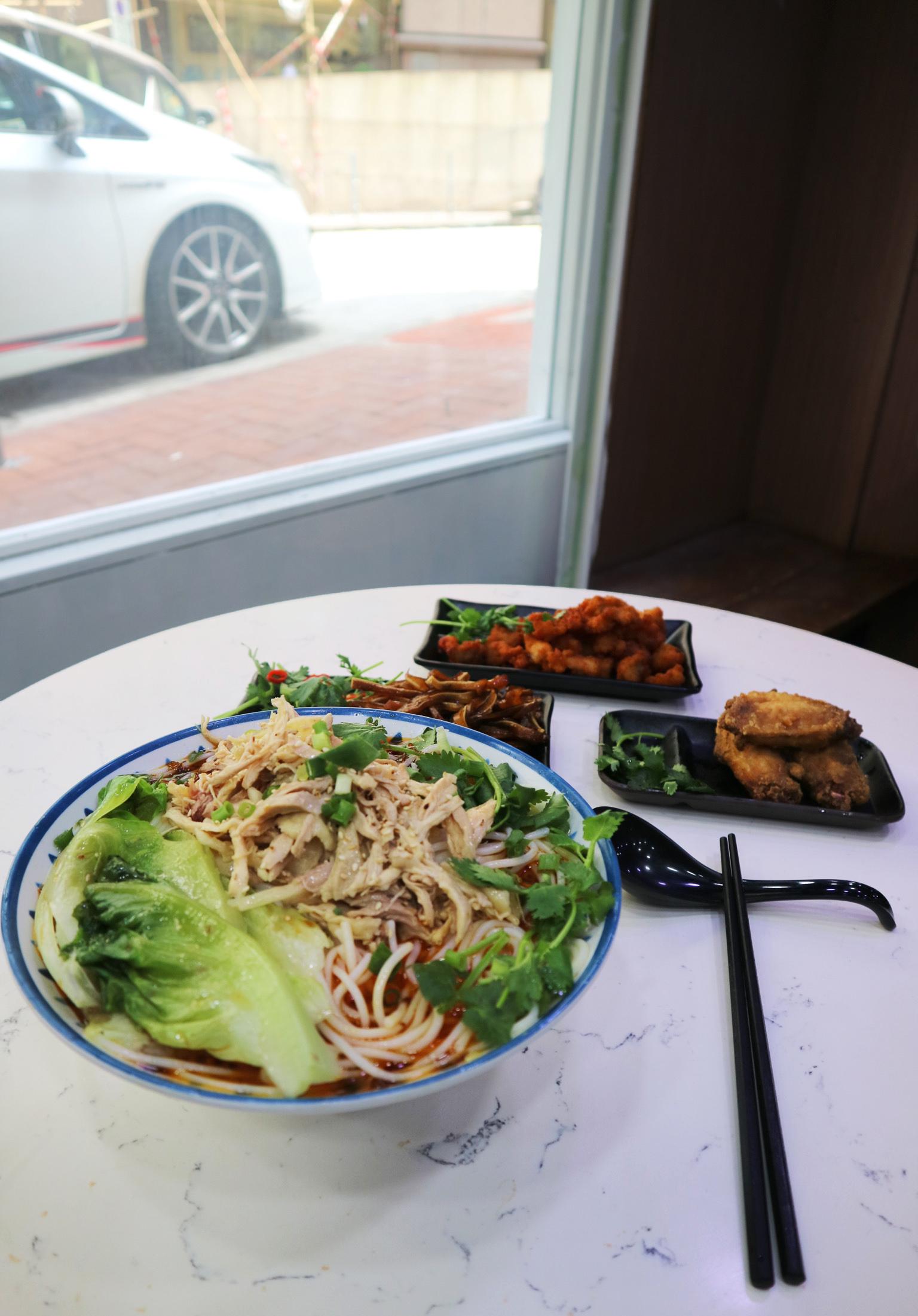 麻辣手撕雞米線