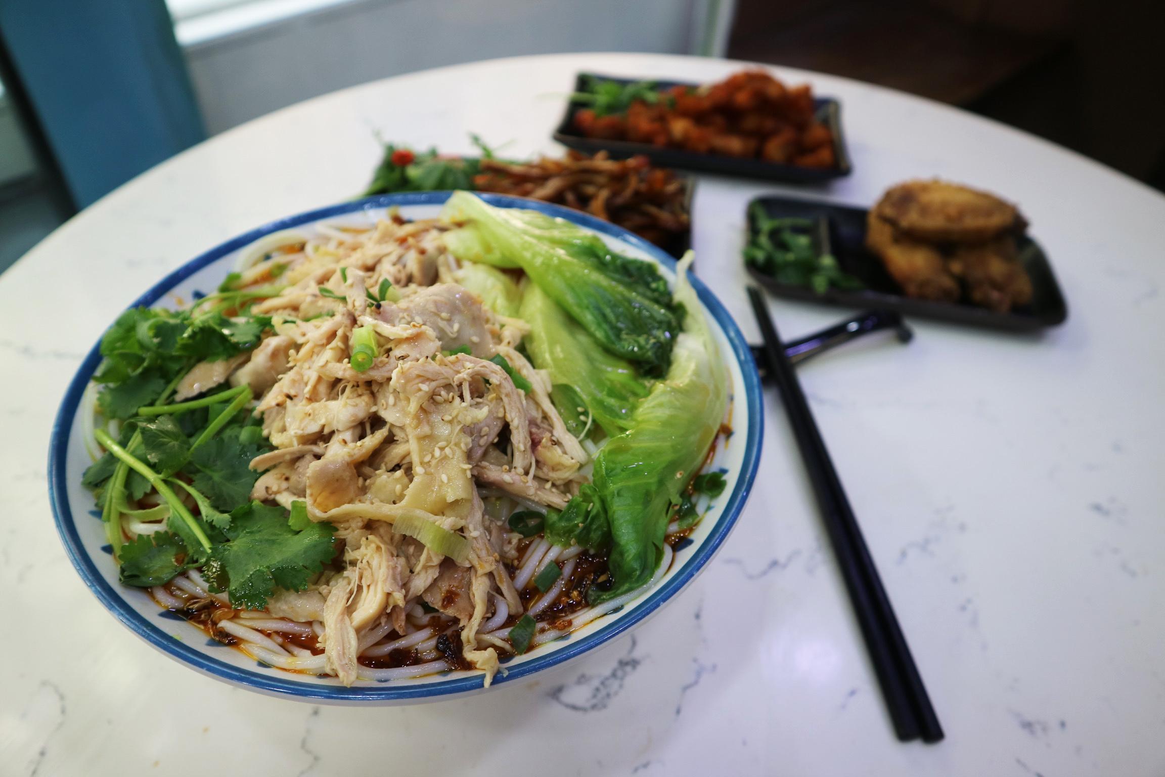 麻辣手撕雞米線