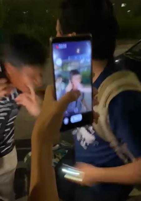 其中一名巴士迷手指該名司機時,司機突然狠咬下去。(巴士迷俱樂部@FB)