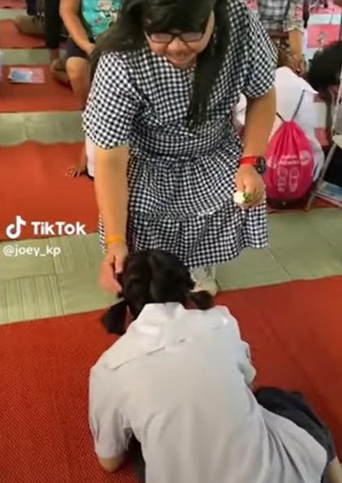 女兒先向父親鞠躬。(圖片來源:TikTok@joey_kp)
