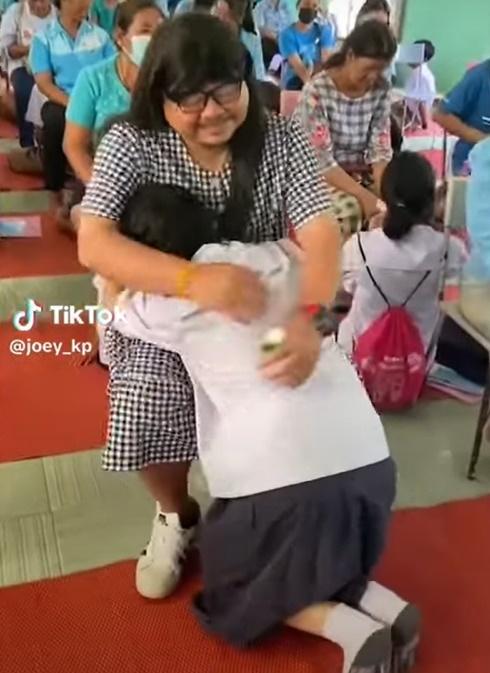 兩人隨後緊緊相擁。(圖片來源:TikTok@joey_kp)