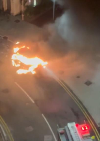 西環的士起火自焚,司機圖救車不果燒傷手。(西環變幻時@FB)