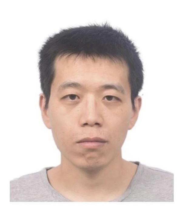 警方發布疑犯照片,要求師生提高警覺及留在室內。(X)