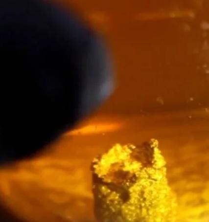 疑犯使用「王水」來將黃金溶解,事後於液體提取黃金盜走。(微博)