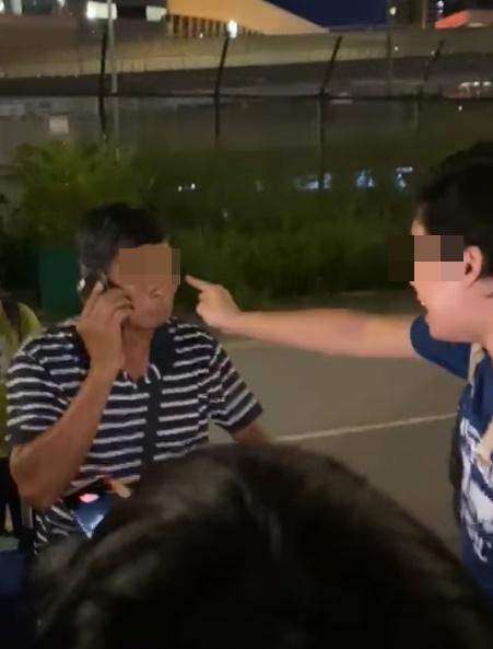 其中一名巴士迷手指該名司機時,司機突然狠咬下去。(巴士迷俱樂部@FB)