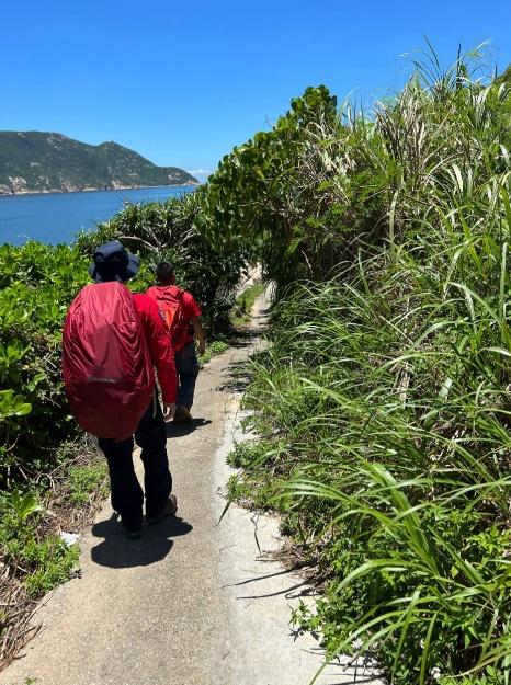 民安隊昨日應警方要求,繼續在大浪灣道龍脊一帶協助搜索失蹤男子。(民安隊@FB)