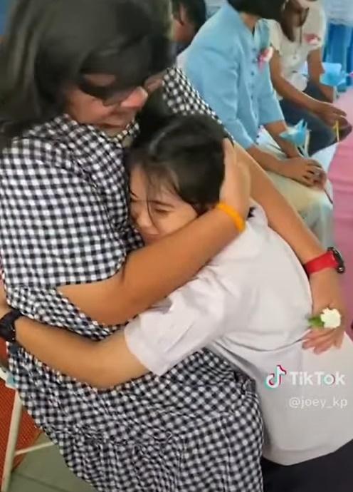 女兒露出幸福的滿足笑容。(圖片來源:TikTok@joey_kp)