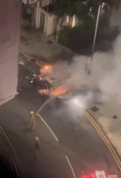 西環的士起火自焚,司機圖救車不果燒傷手。(西環變幻時@FB)