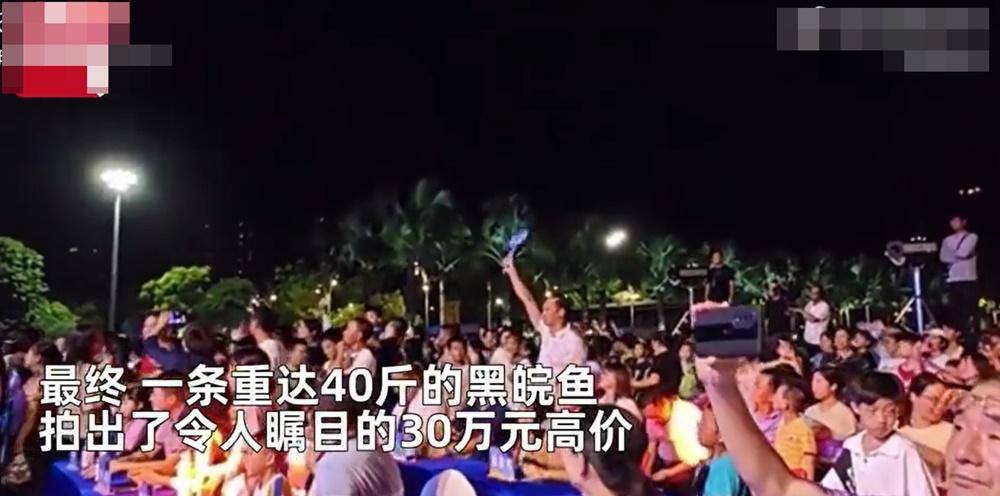 競投者從10萬元開始不斷喊價,氣氛緊張刺激。(微博)