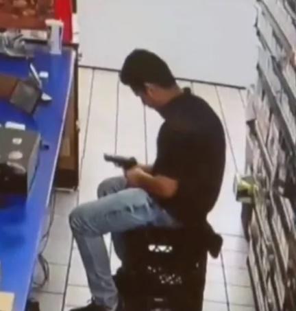 印度父母賣地送仔赴美打工,兒子返工玩槍自轟亡。(網上圖片)