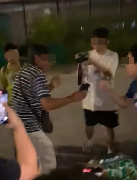 其中一名巴士迷手指該名司機時,司機突然狠咬下去。(巴士迷俱樂部@FB)