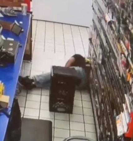 印度父母賣地送仔赴美打工,兒子返工玩槍自轟亡。(網上圖片)