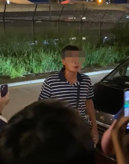 司機不停伸手指入口檢查牙齒,見咀部滲血,並回應「佢指我嘛!」(巴士迷俱樂部@FB)