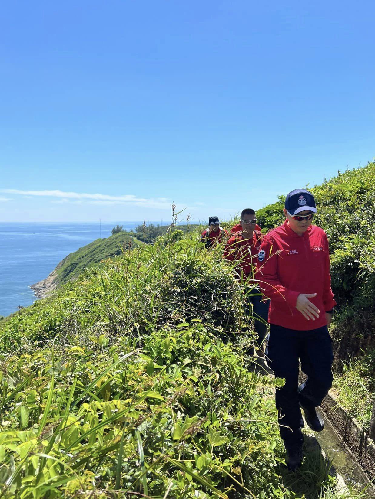民安隊昨日應警方要求,繼續在大浪灣道龍脊一帶協助搜索失蹤男子。(民安隊@FB)