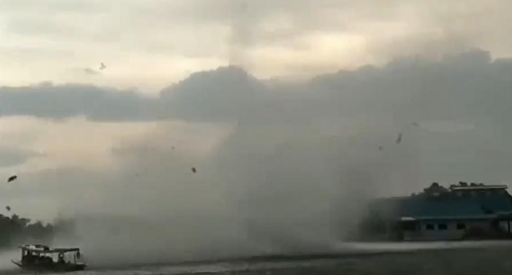 卻被突如其來水龍捲吹翻,7名遊客全被拋入河裡。(X)