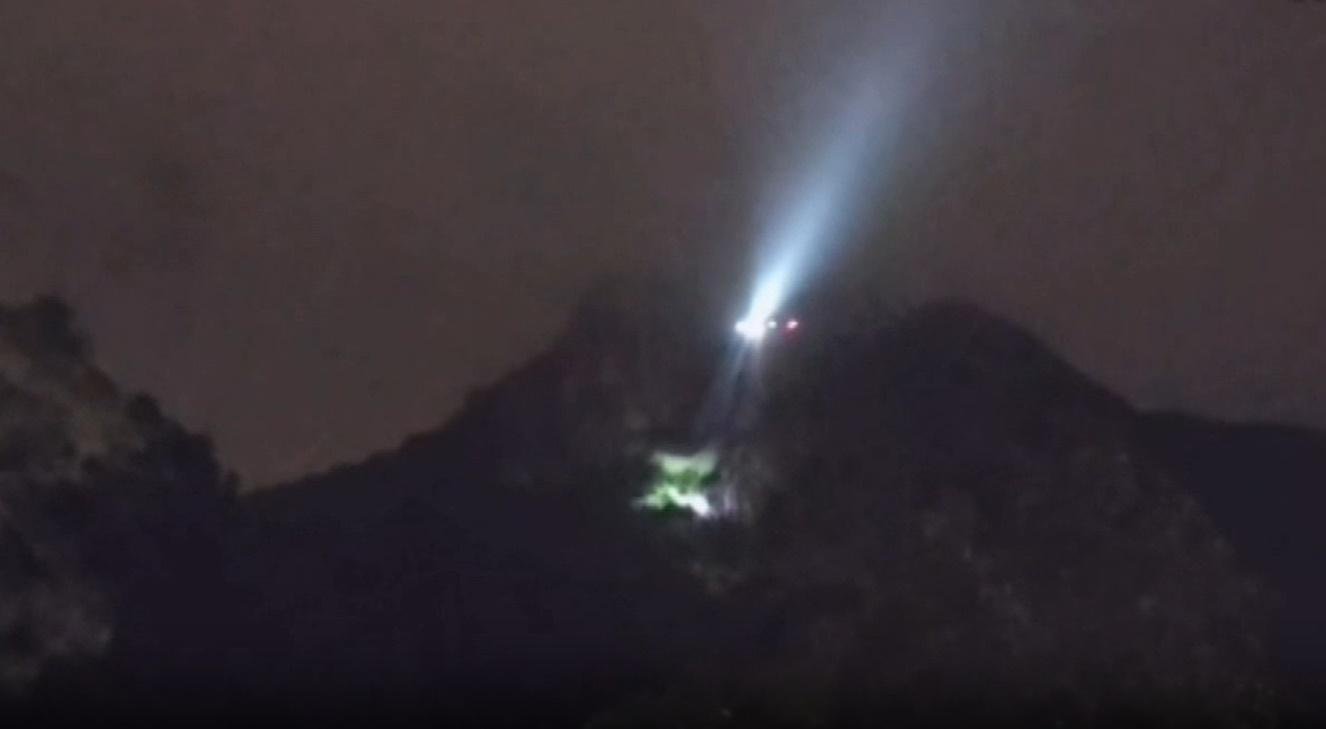 飛行服務隊派出直升機協助搜救。(電視截圖)