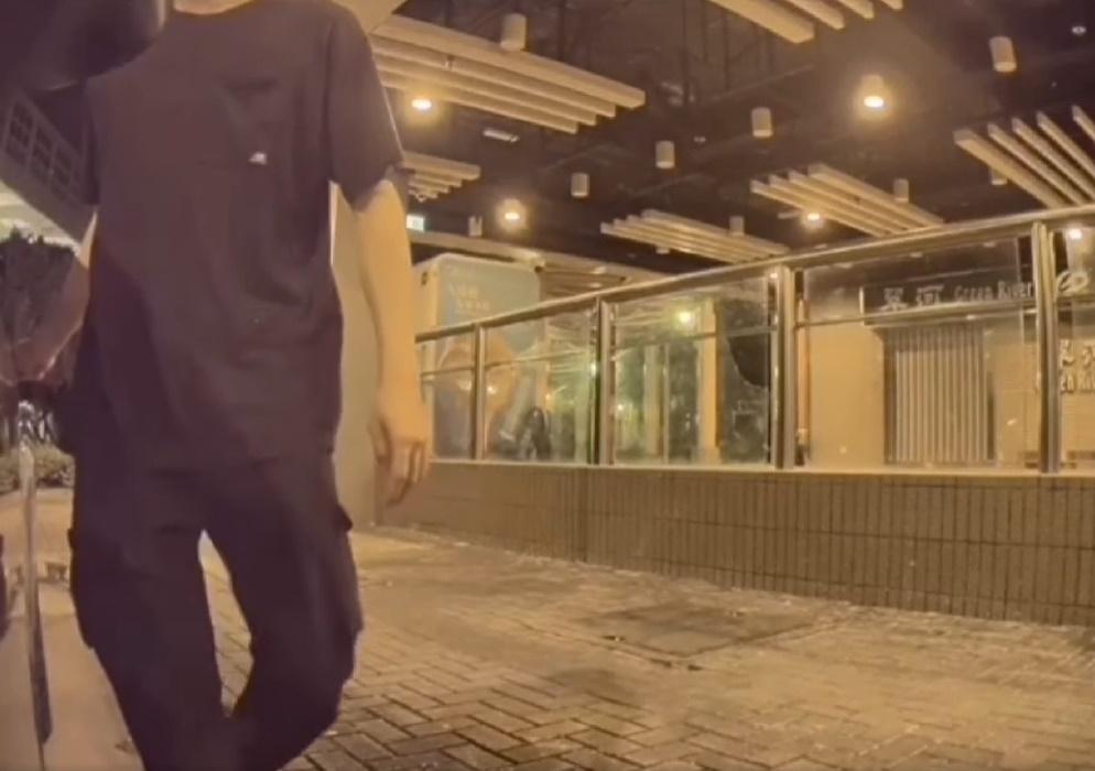 男子用右手邊行邊在車身「拉花」。(車cam L@FB)