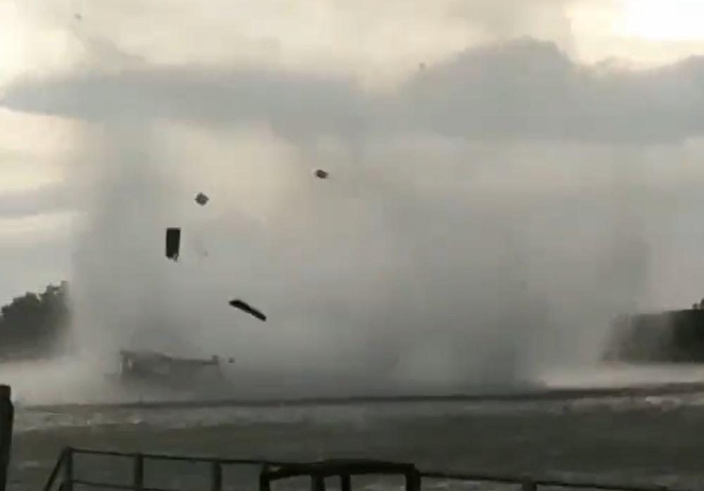 卻被突如其來水龍捲吹翻,7名遊客全被拋入河裡。(X)