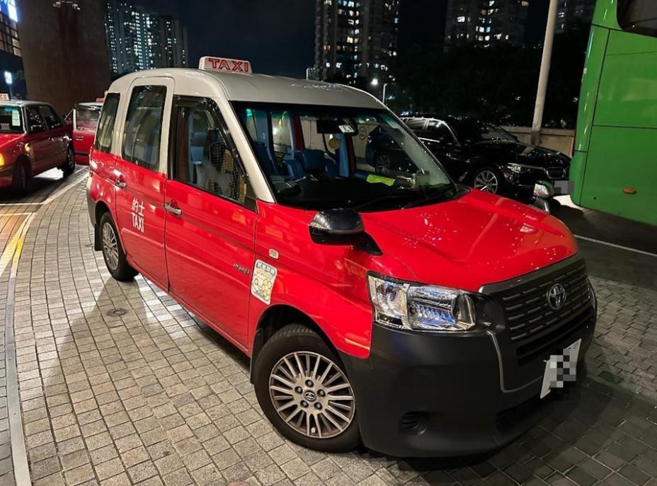 的士司機載客無落錶及司機證等。(警方圖片)